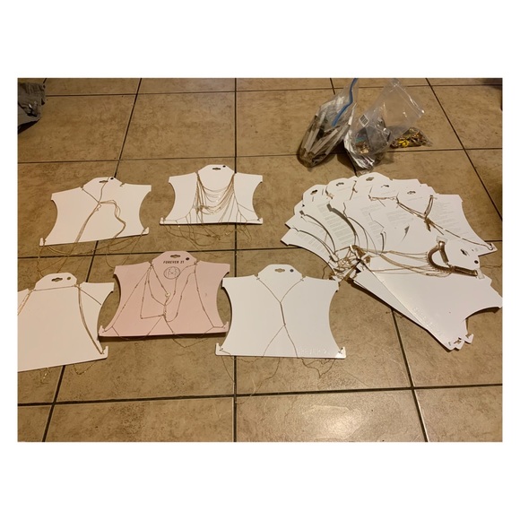 I’m selling this entire box I got full of jewelry! - Picture 3 of 8